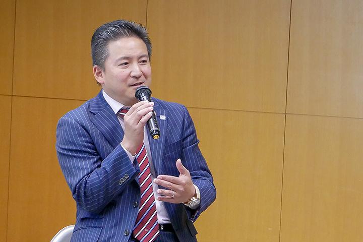 25_発表する八子氏の様子_Picture of Mr.Yako at Cross Value Innovation Forum 2018.jpg