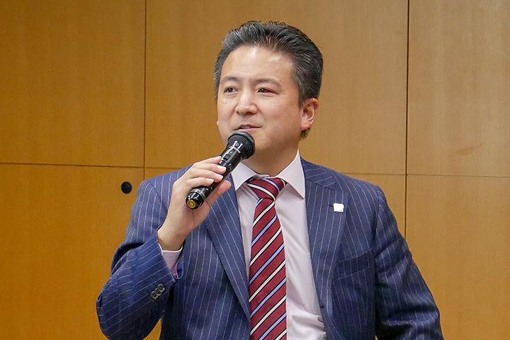 6_発表する八子氏の様子_Picture of Mr.Yako at Cross Value Innovation Forum 2018.jpg